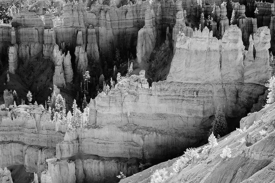 Infračervená černobílá fotografie skal, NP Bryce Canyon, Utah.