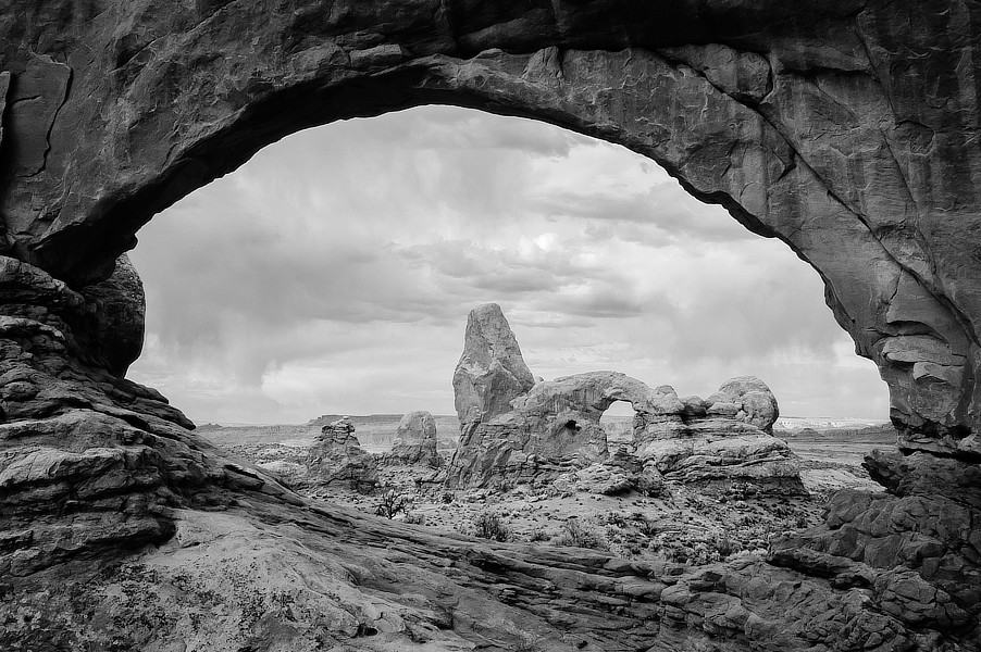 Infračervená černobílá fotografie skalního otvoru ve tvaru oblouku, NP Arches, Utah.