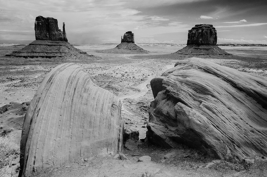 Infračervená černobílá fotografie skal ve stylu Marloboro County, NP Monument Valley, Utah.