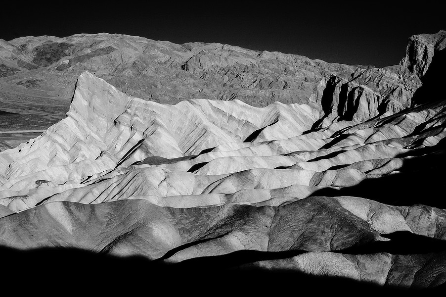 Infračervená černobílá fotografie skal, klasický pohled na Mrtvé údolí, Zabriskie Point, NP Monument Valley, Utah.